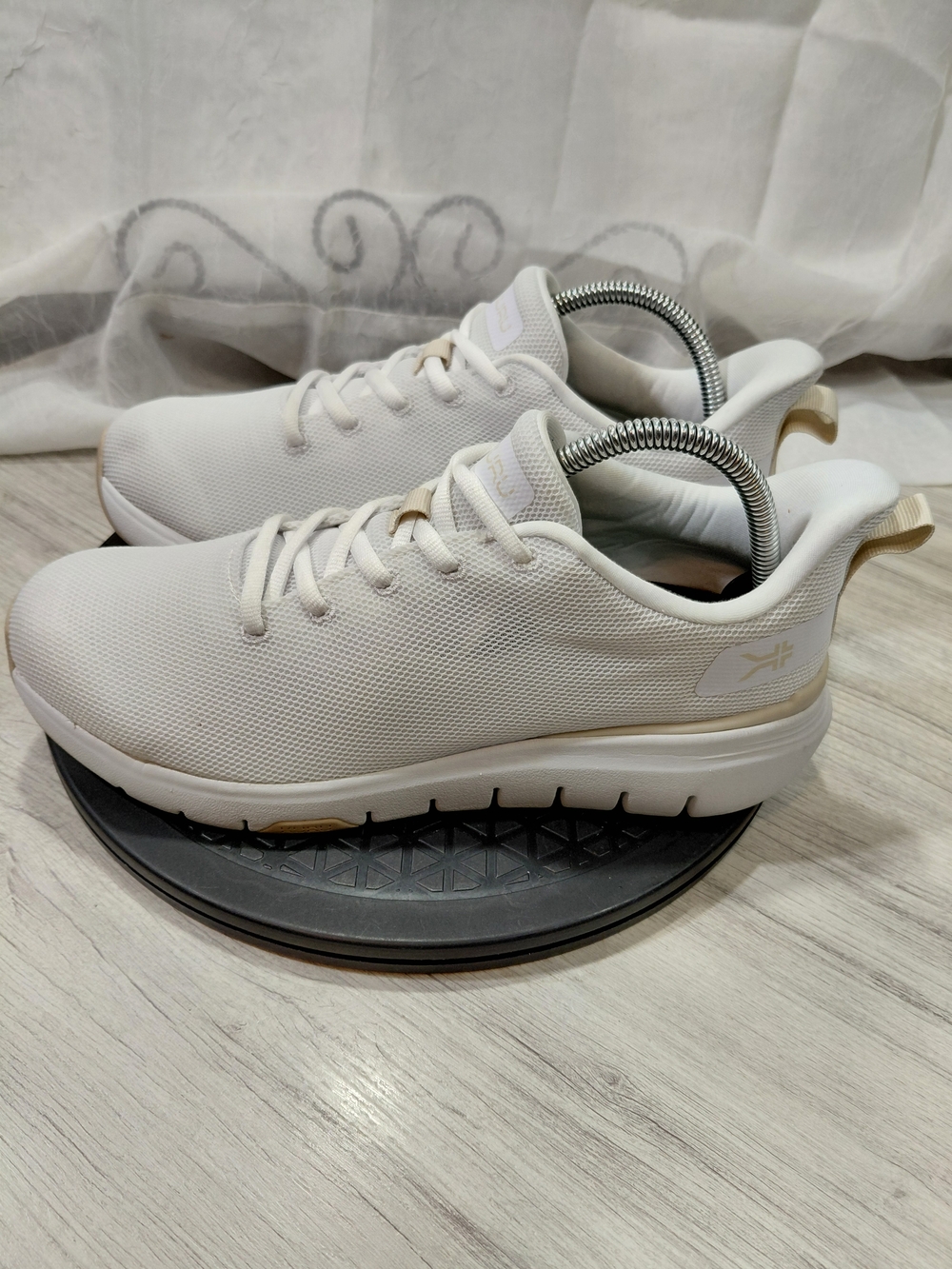 NEW KURU Womens Flex,Bright White & Sand Athletic Sneakers SIZE 9.5 - Picture 1 of 11